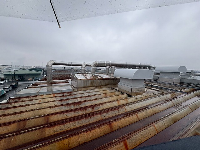 守谷市の工場屋根で広がる錆を調査｜排水不良と設備周りの腐食に対する外壁塗装・屋根改修のご提案